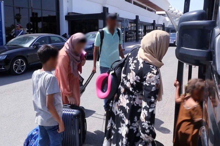 مغربيات عائدات من السودان يشتكين “التشتت” بسبب التأخر في التحاق الأزواج