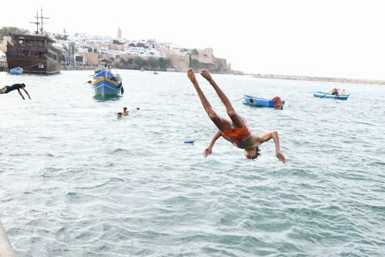جمعويون يحذرون من الإقبال الكبير على السباحة في الشواطئ غير المرخصة