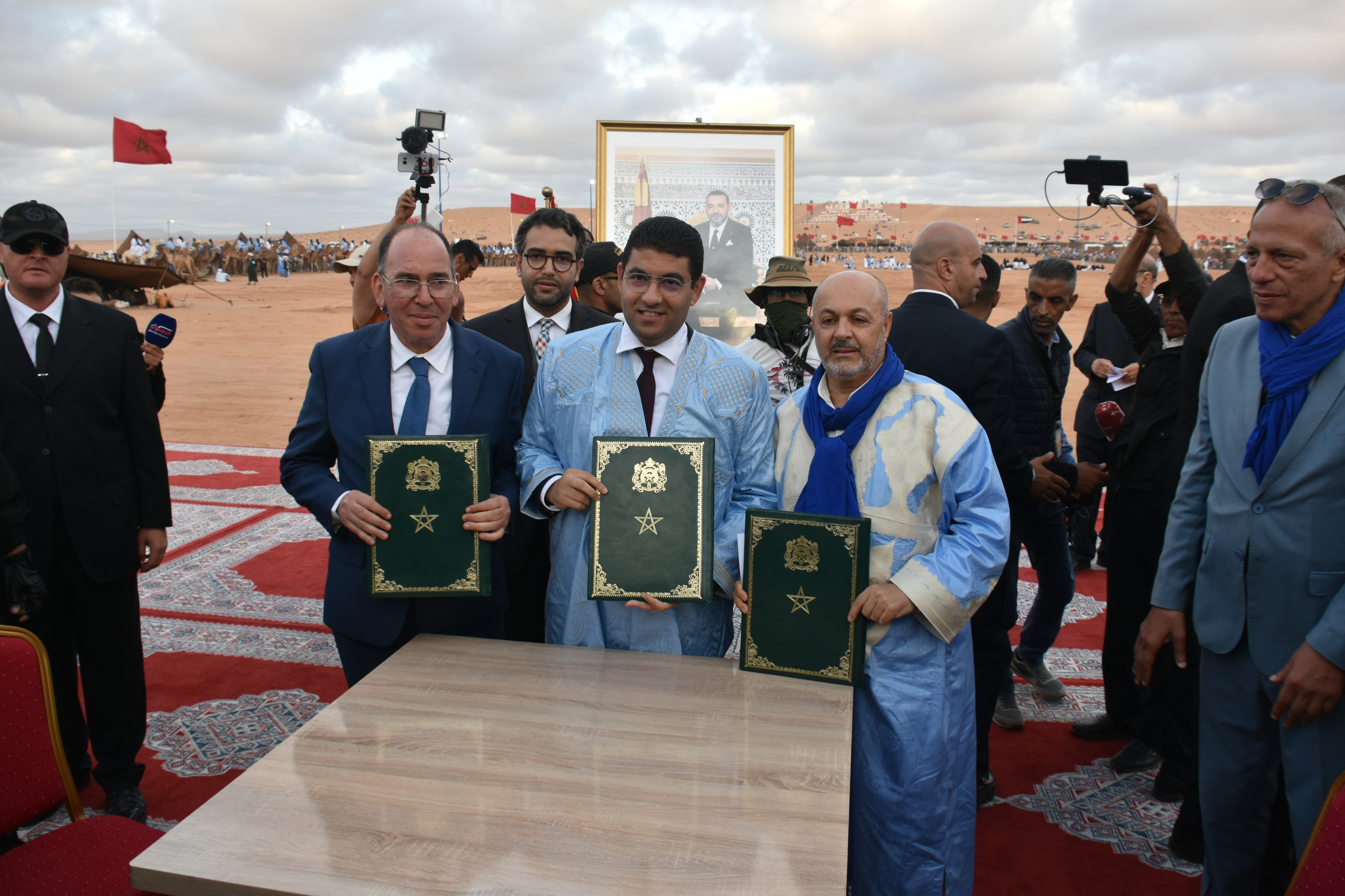 موسم الطانطان ….توقيع اتفاقية شراكة لتنظيم “جائزة الأدب والدراسات الحسانية”، بين وزير الشباب والثقافة والتواصل، ورئيس مؤسسة “الموكار”، والمدير العام لوكالة الإنعاش والتنمية الاقتصادية والاجتماعية بالأقاليم الجنوبية،