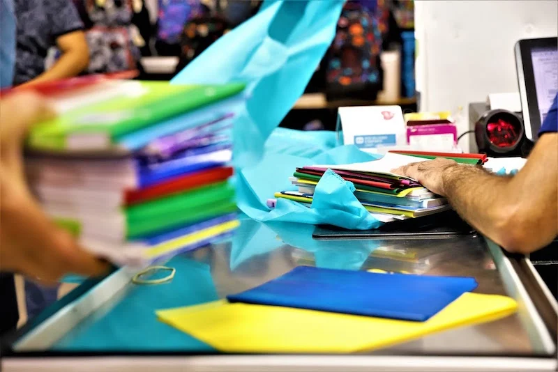 الكتبيون يبشرون المغاربة بتراجع نسبي في أسعار الكتب والأدوات المدرسية
