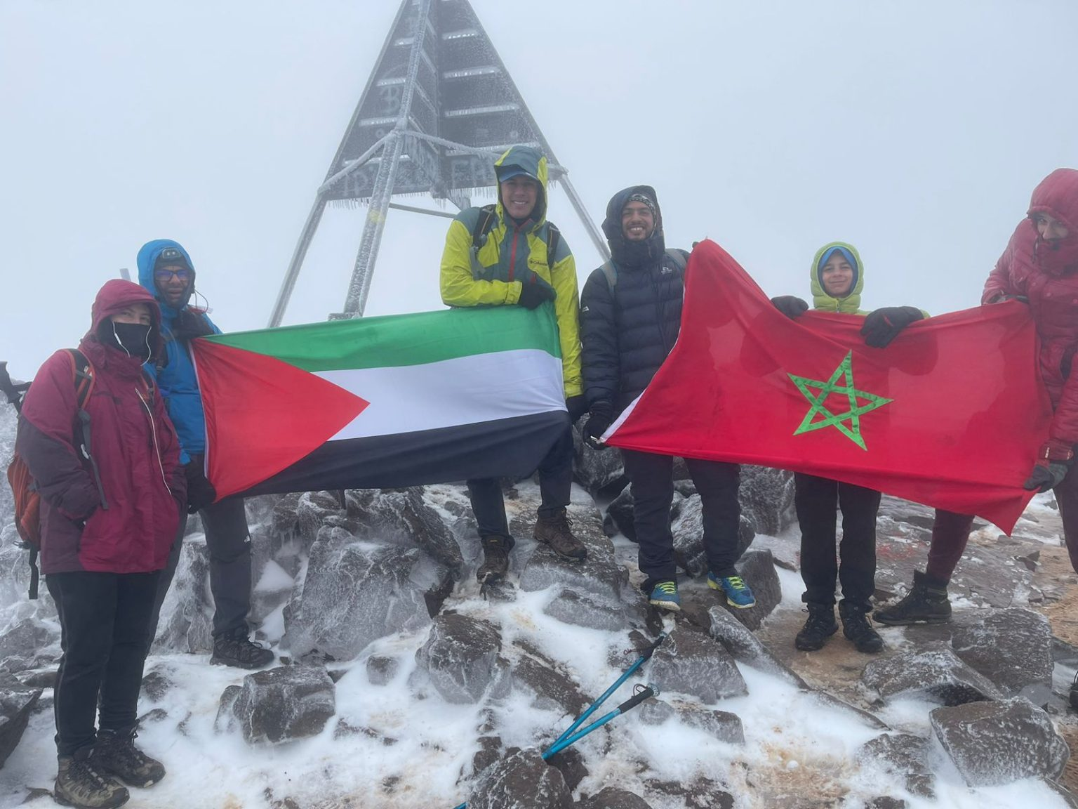 يوسف التازي طفل مغربي يرفع العلم الفلسطيني بقمة جبل توبقال