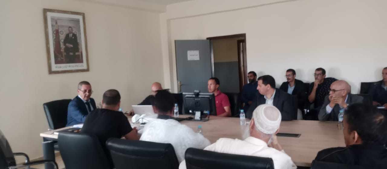 العيون .. مشروع بناء منشأة حماية بقرية الصيادين “تاروما“ يجمع مسؤولين ومهنيين في لقاء تنسيقي