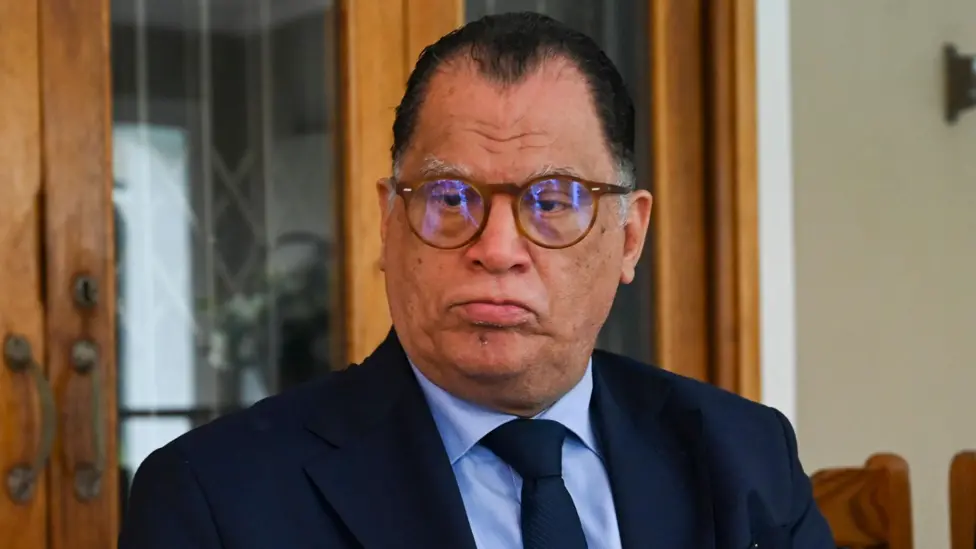 رئيس اتحاد جنوب إفريقيا لكرة القدم يمثل أمام القضاء بتهمة الاحتيال