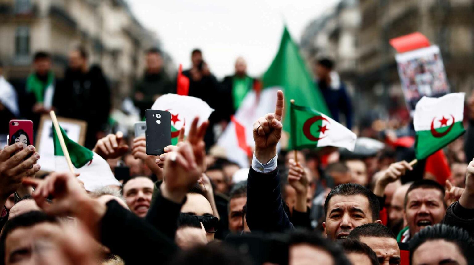 الجزائر.. الحراك الشعبي يواصل تصاعده وسط تدهور الوضع المعيشي