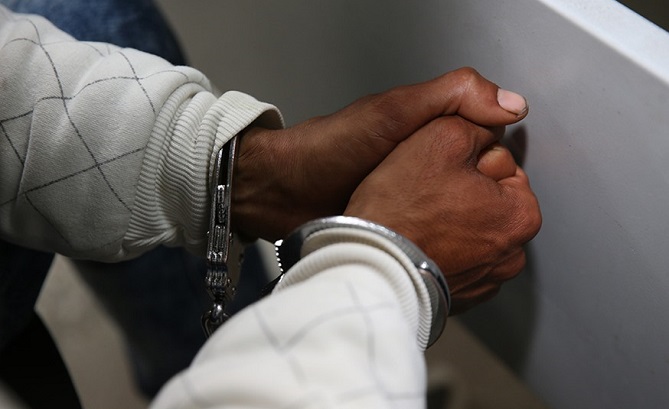 توقيف شخص ذو سوابق انتحل صفة مسؤول أمني للنصب على الضحايا