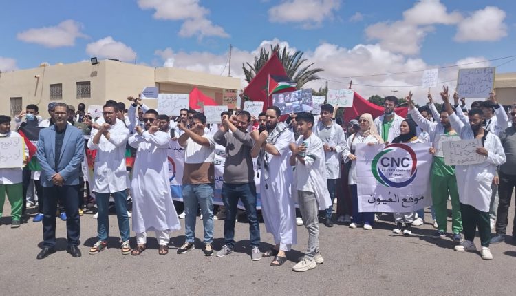 أطر الصحة بالعيون في وقفة رمزية تضامنية: “غزة تنزف والعالم صامت