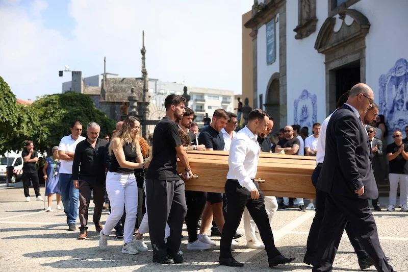 جنازة مهيبة للمهاجم البرتغالي ديوغو جوتا وشقيقه بعد الحادث المفجع
